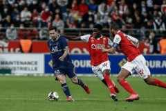 巴黎圣日耳曼主场迎战摩纳哥，卫冕战意强烈，主场优势明显，摩纳哥客场压力大，双方争夺激烈。